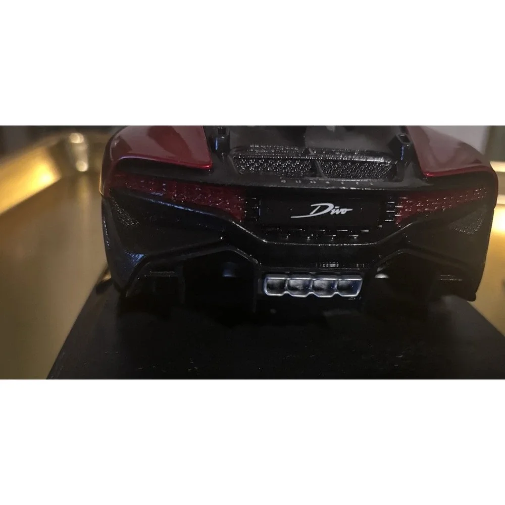 Maisto 1/18 Scale Diecast Bugatti‎ Divo - Red/Black